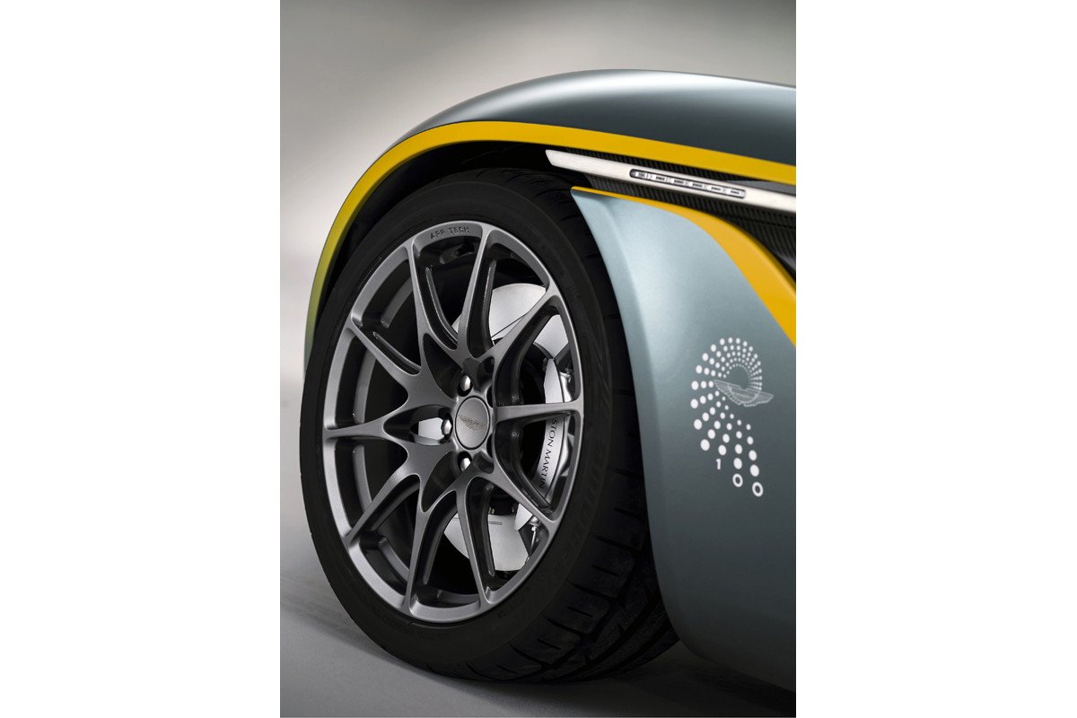 Aston Martin CC100 Speedster Concept: cumpleaños feliz