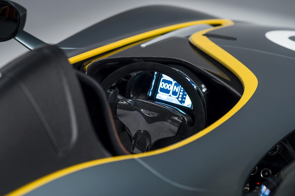 Aston Martin CC100 Speedster Concept: cumpleaños feliz
