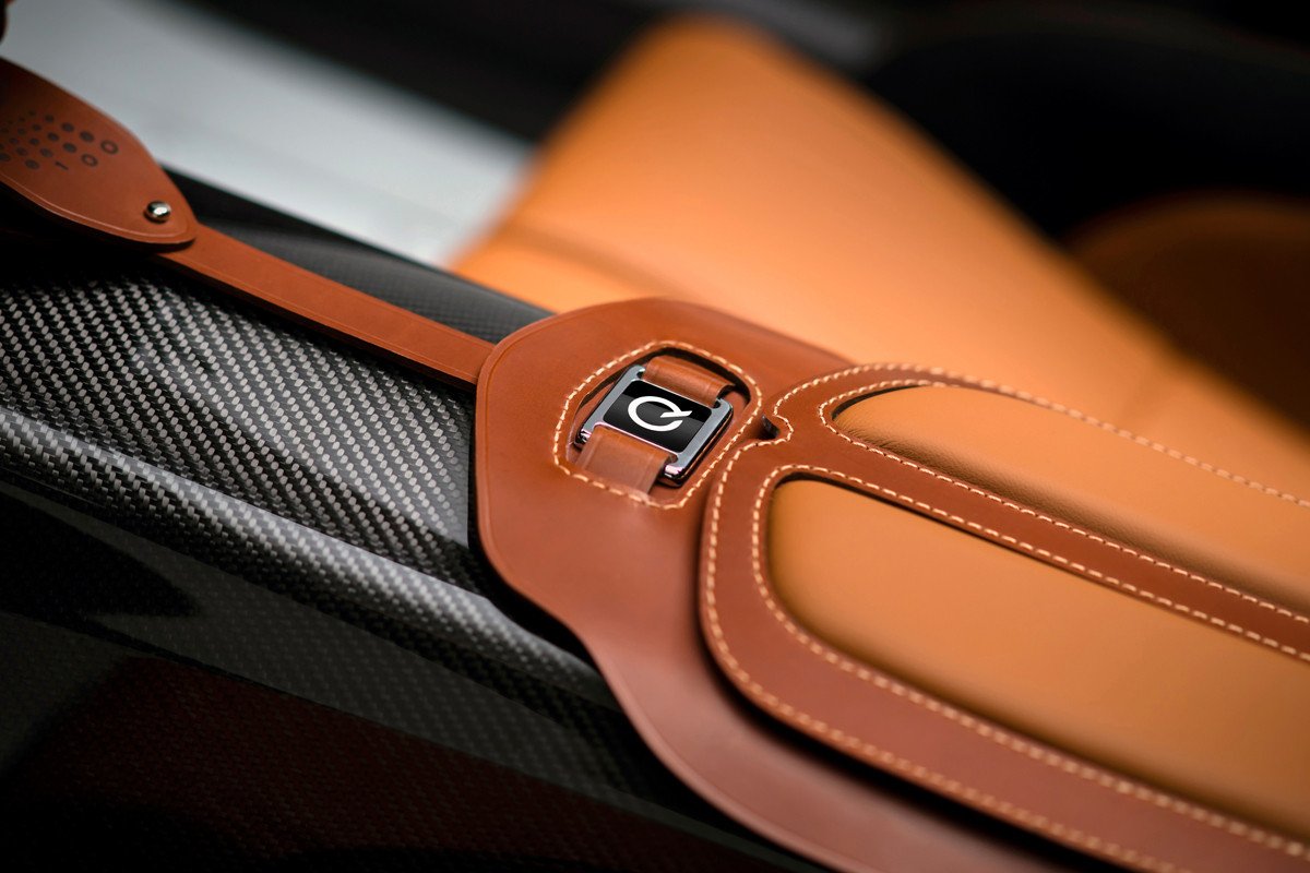 Aston Martin CC100 Speedster Concept: cumpleaños feliz