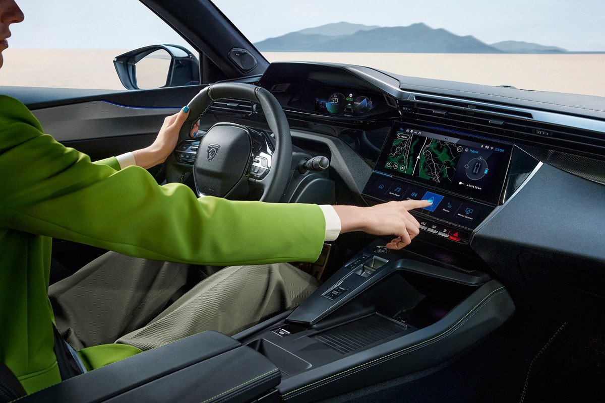Nos sentamos en el nuevo Peugeot 408: adiós al formato SUV, viva la imaginación