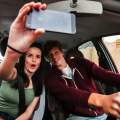 Dar un beso o discutir en el coche supone una multa de 500 euros y seis puntos