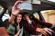 Dar un beso o discutir en el coche supone una multa de 500 euros y seis puntos