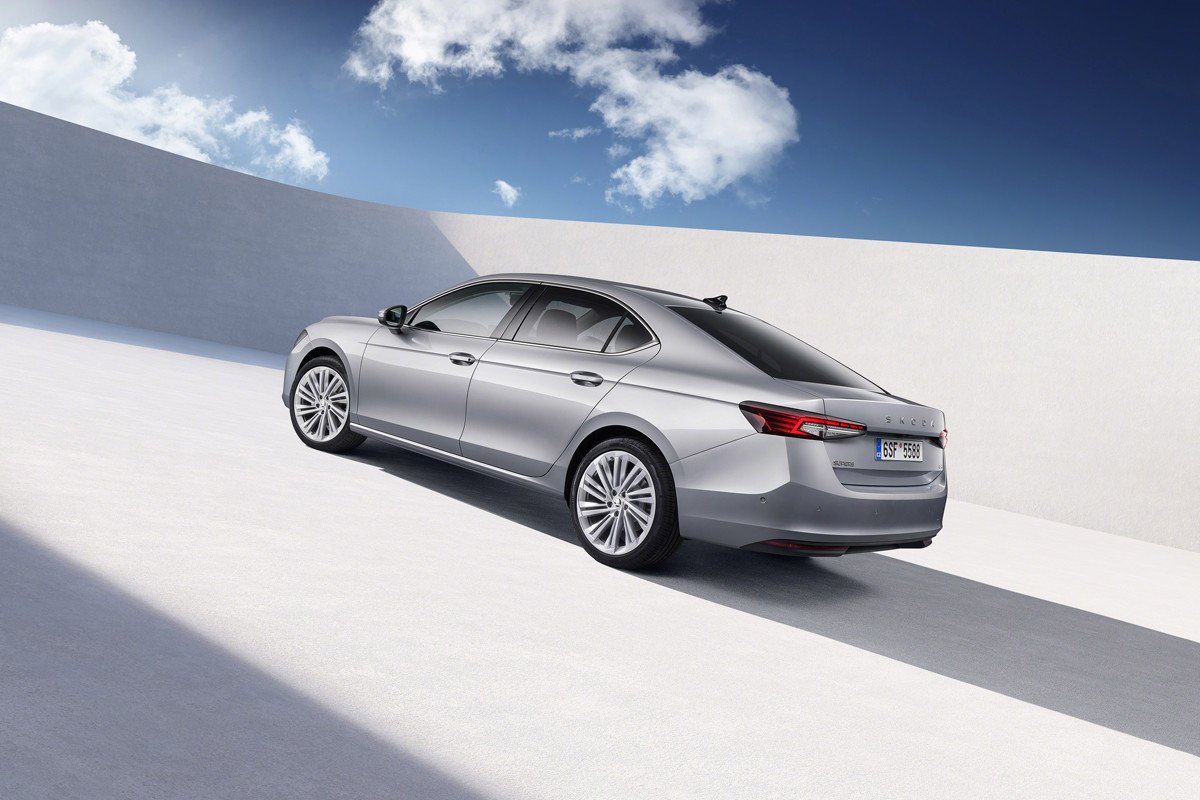 Así será el nuevo Skoda Superb: más grande, tecnológico y estrenando motorizaciones