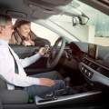 Riesgos y multas por usar el móvil al volante en España