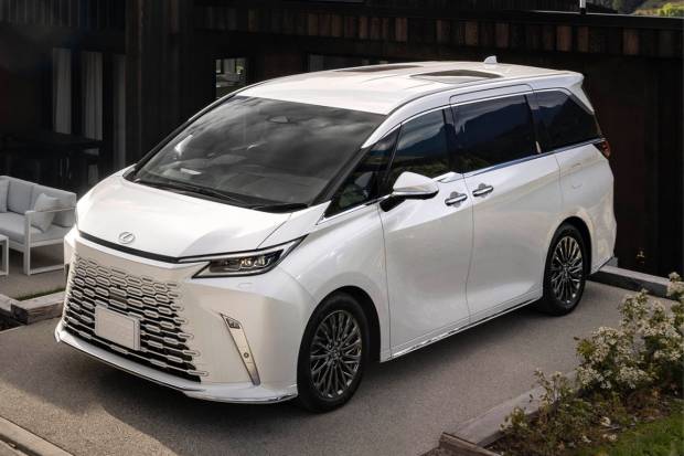 Lexus LM 350h 2025: Así es el monovolumen premium de Lexus con el interior de un avión