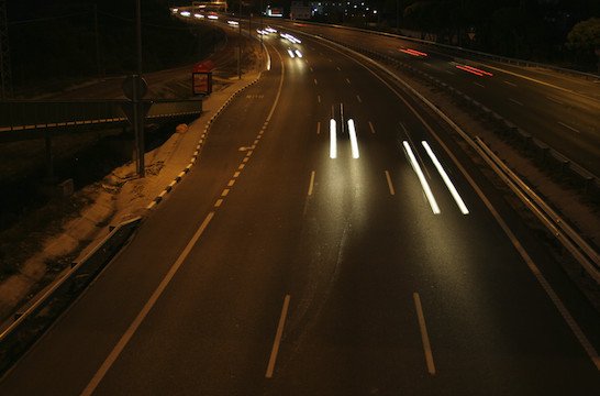 Límite de velocidad en autopista: El Gobierno estudia subirlo
