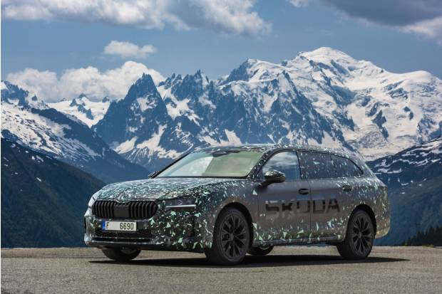 El Skoda Superb 2024 contará, por primera vez, con una versión microhíbrida