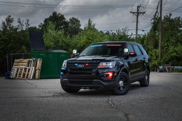 El Ford Interceptor de policía sin rotativos en el techo