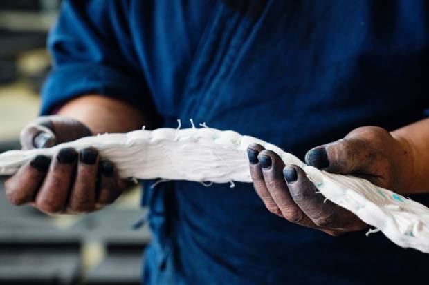 Cómo los artesanos de Mazda trabajan los tejidos para conseguir tapicerías únicas 