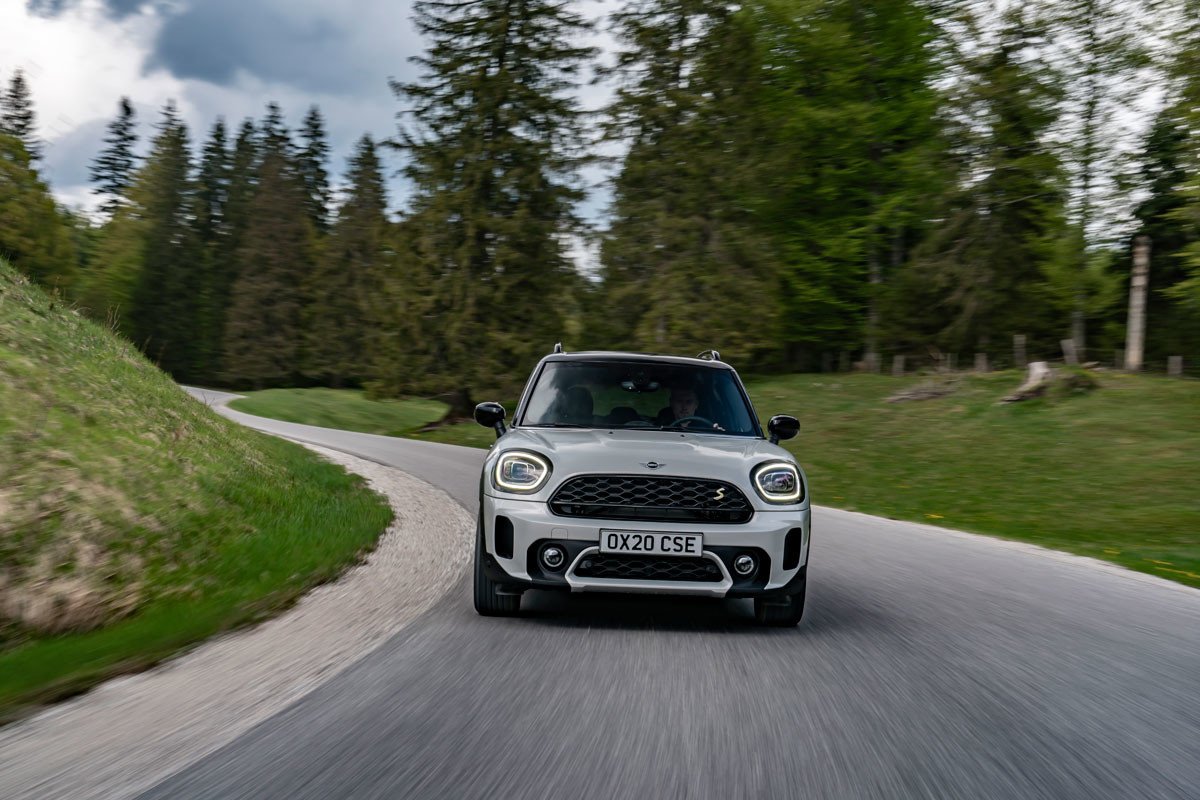 Comparativa Mini Countryman SE y BMW X1 xDrive25e: duelo de híbridos enchufables