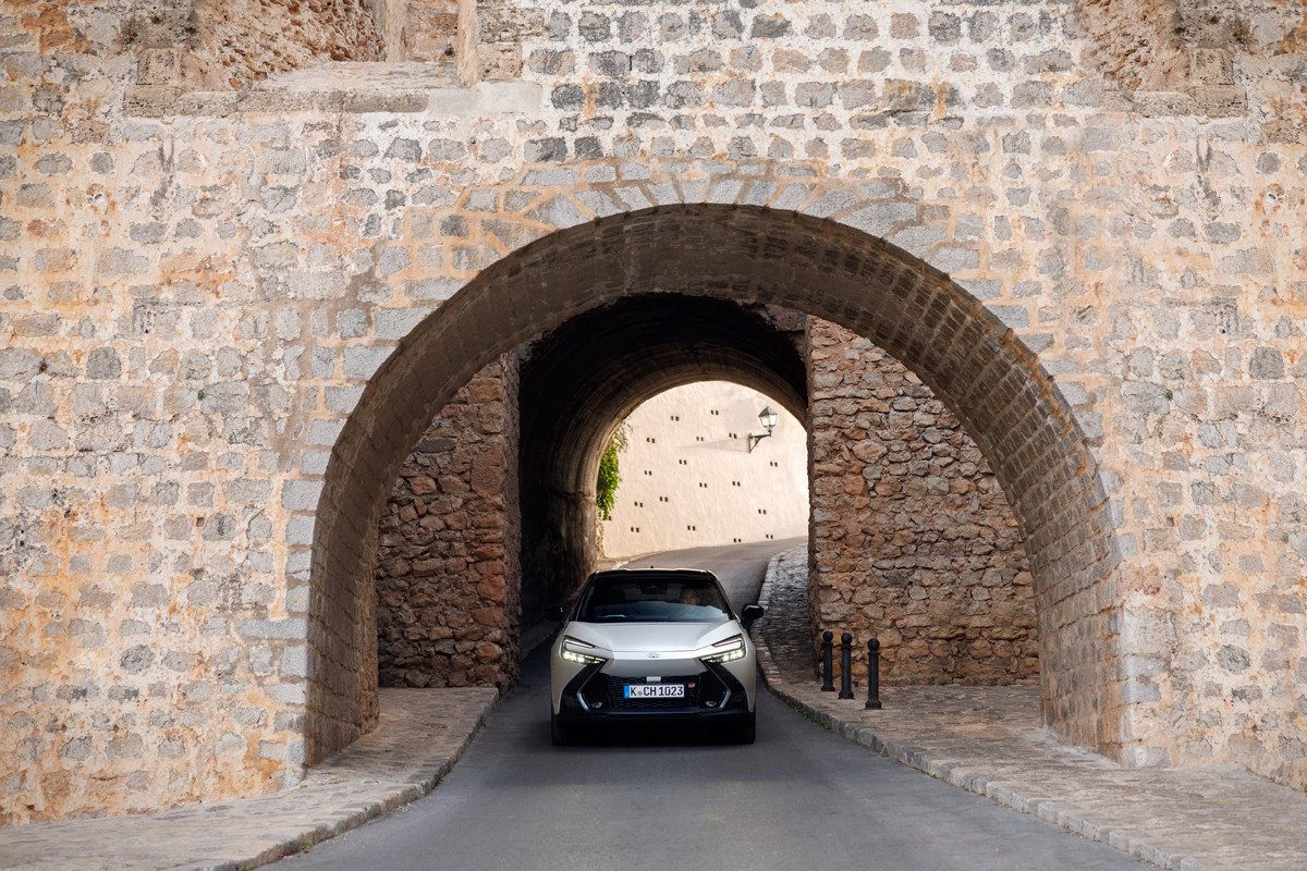 Prueba y opinión del nuevo Toyota C-HR 2024: precios, medidas y todo lo que mejora