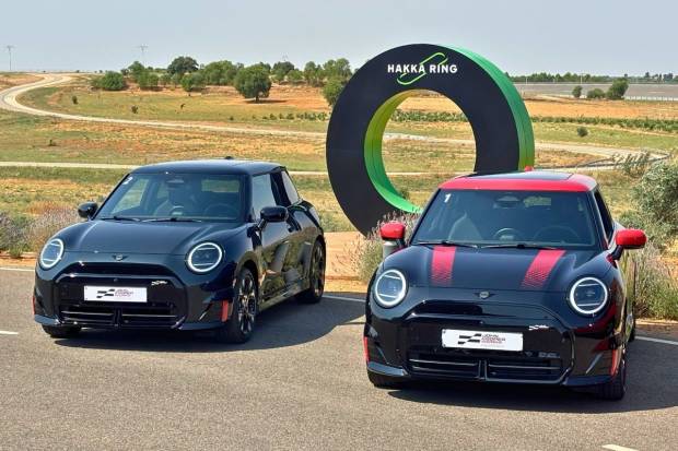 Cual comprar: ¿Mini John Cooper Works eléctrico o de gasolina? Lo decidimos en los karts