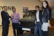 Eugenia Silva y Tommy Robredo donan su Land Rover Defender