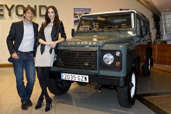 Eugenia Silva y Tommy Robredo donan su Land Rover Defender