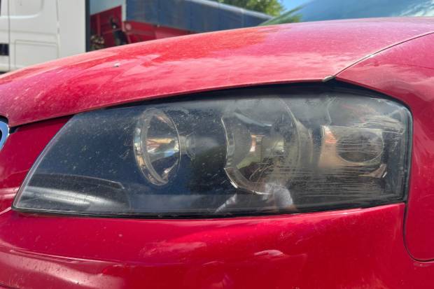 ¿Puedo pasar la ITV si las luces de mi coche funcionan pero están rotas? Y más defectos