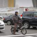 La DGT impone reducir en 20 km/h la velocidad para adelantar a ciclistas