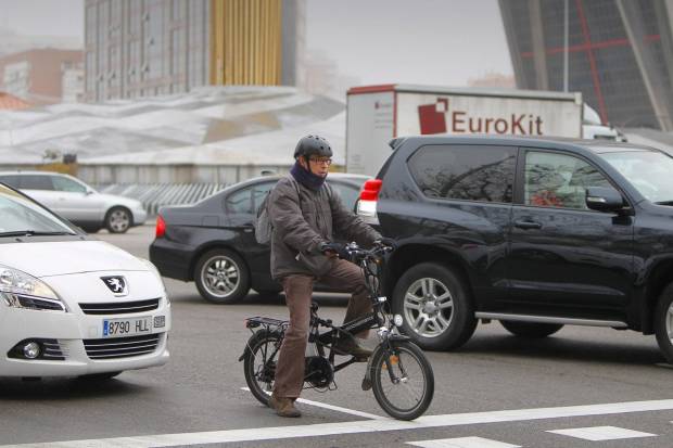 La DGT impone reducir en 20 km/h la velocidad para adelantar a ciclistas