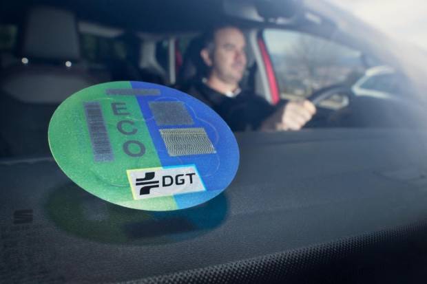 Caos con las pegatinas DGT: los municipios hacen lo que quieren y el usuario paga el pato