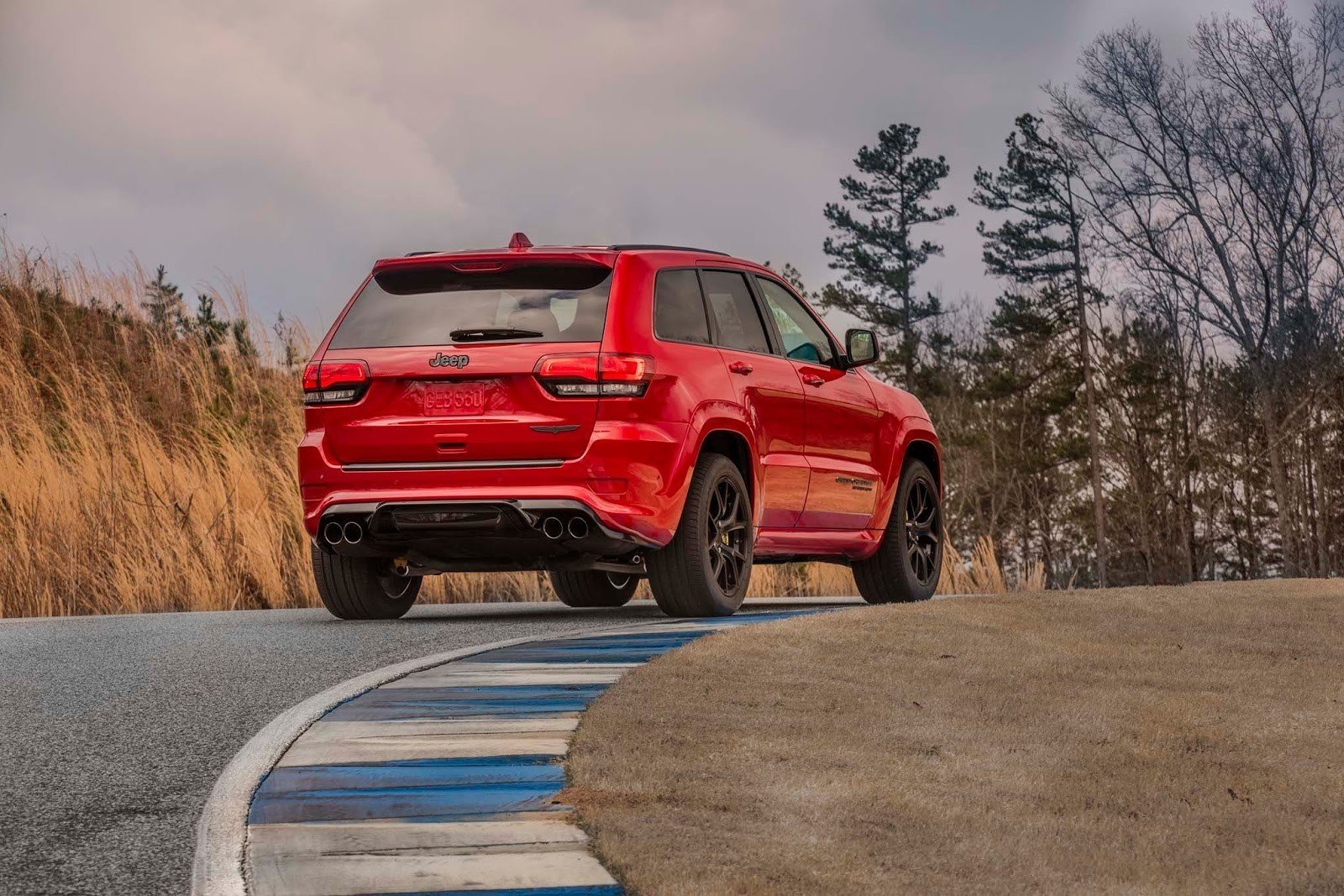 Jeep Grand Cherokee Trackhawk: motor V8 y más de 700 CV para un SUV muy bestia