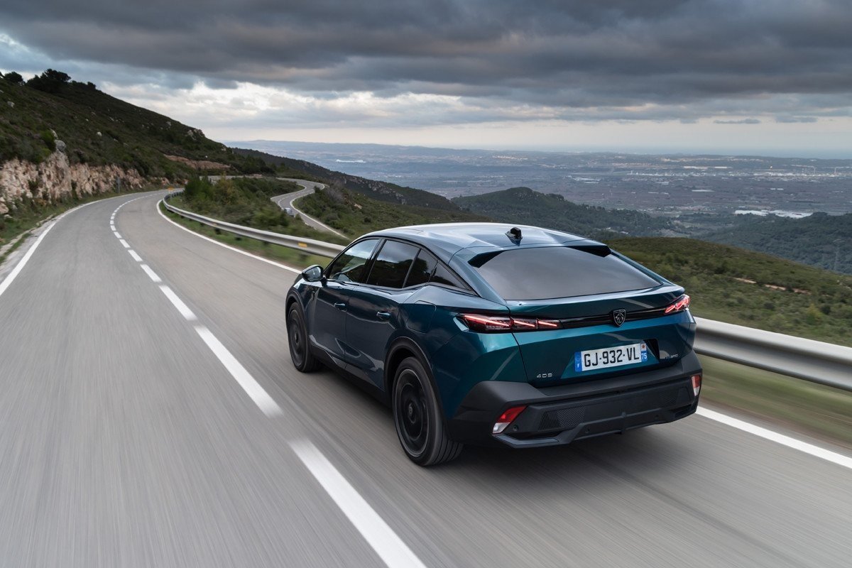 El Peugeot 408 y la Yamaha TMax mejor coche y moto del año en internet