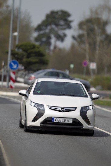 Comparativa: Opel Ampera vs Toyota Prius