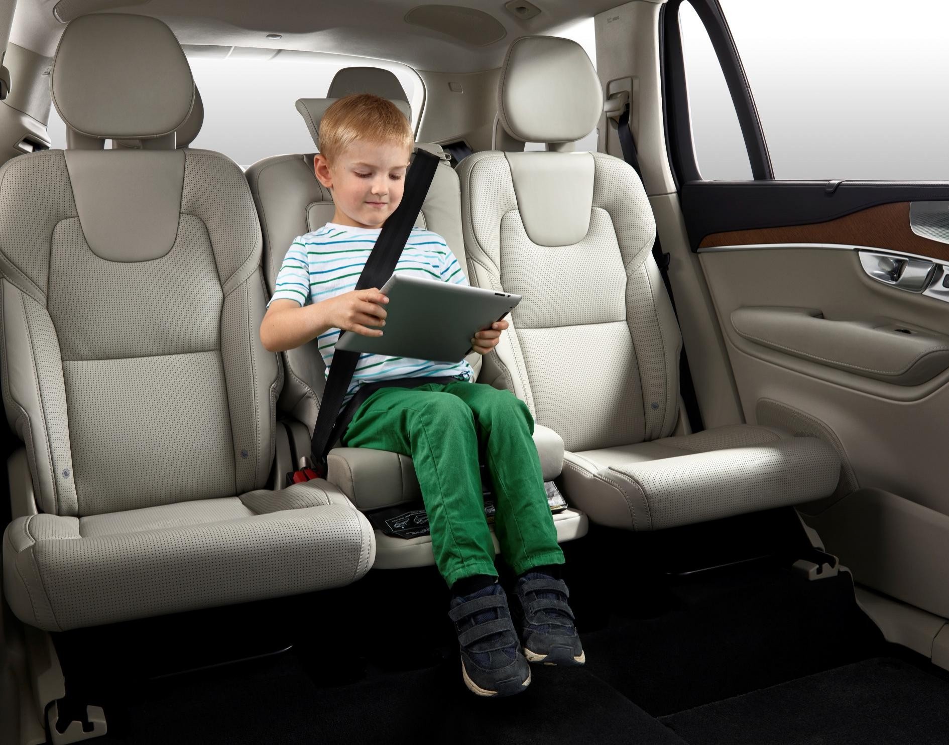 Volvo celebra el 25 aniversario de su asiento infantil integrado