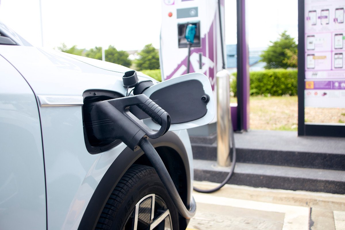 ¿Te pueden multar por quedarte sin batería en un coche eléctrico?