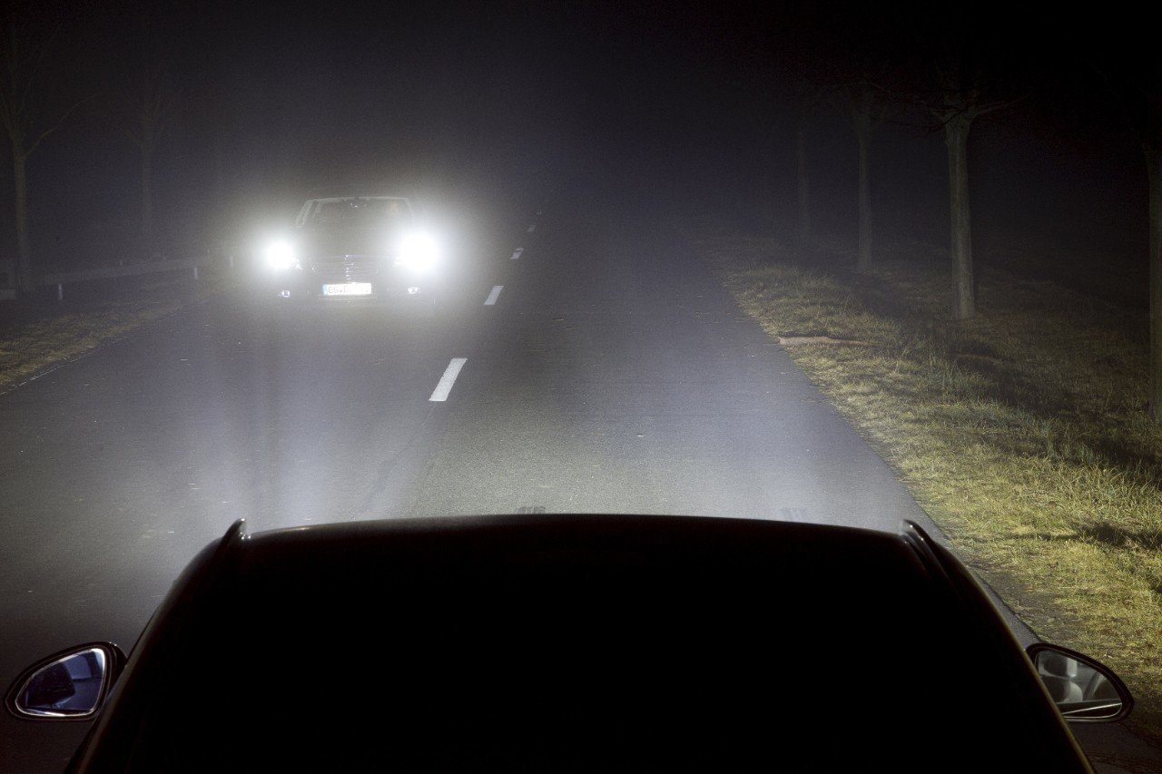 Opel desarrolla faros que iluminan donde miras