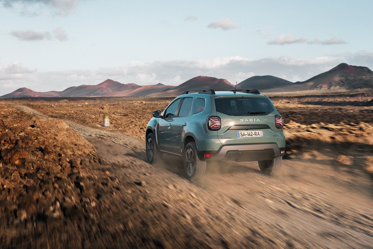 Dacia estrena nueva identidad visual y la aplica a toda su gama a la vez