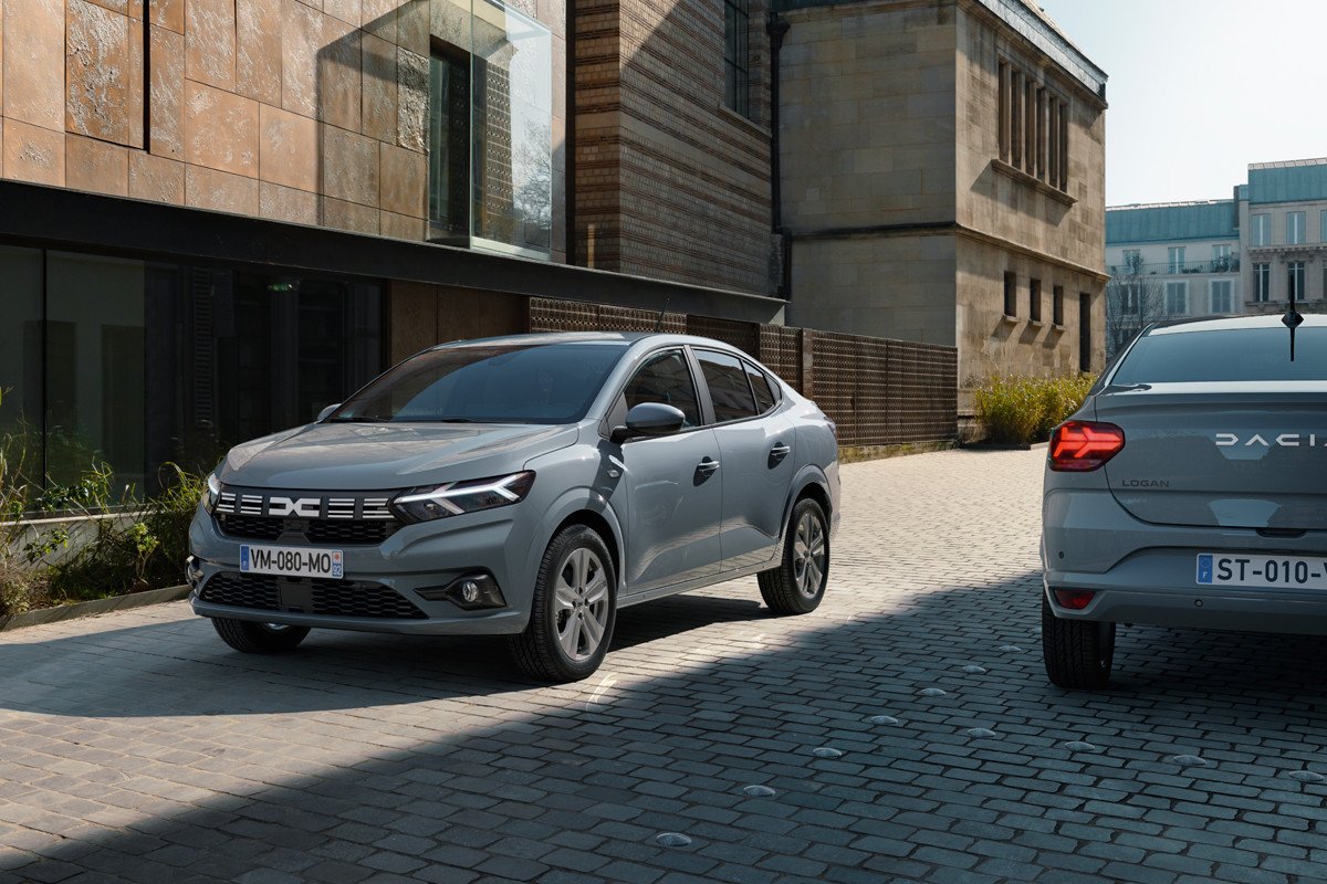 Dacia estrena nueva identidad visual y la aplica a toda su gama a la vez
