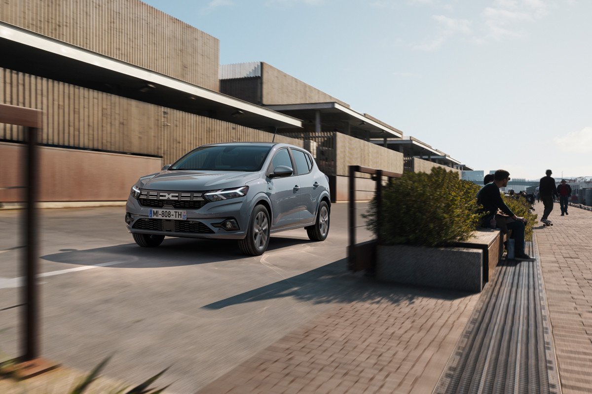 Dacia estrena nueva identidad visual y la aplica a toda su gama a la vez
