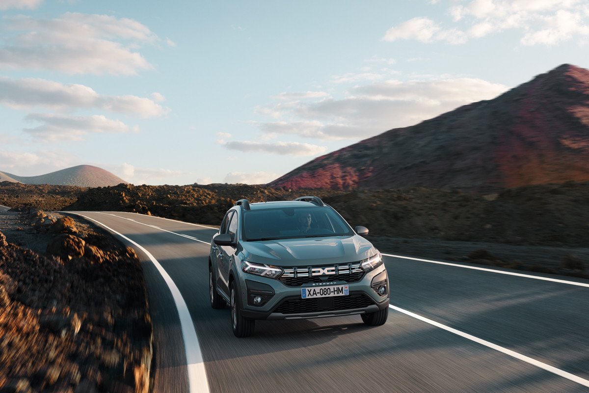 Dacia estrena nueva identidad visual y la aplica a toda su gama a la vez