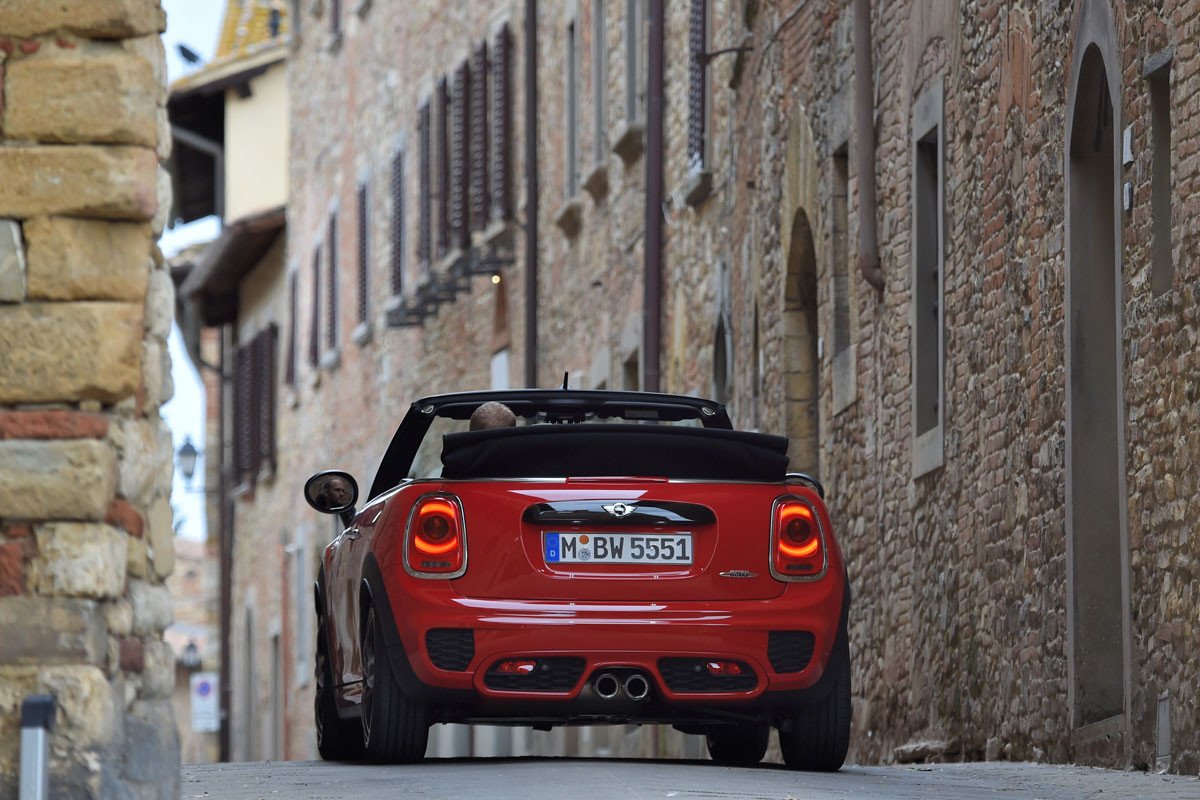 Nuevo MINI John Cooper Works Cabrio: el MINI descapotable más deportivo