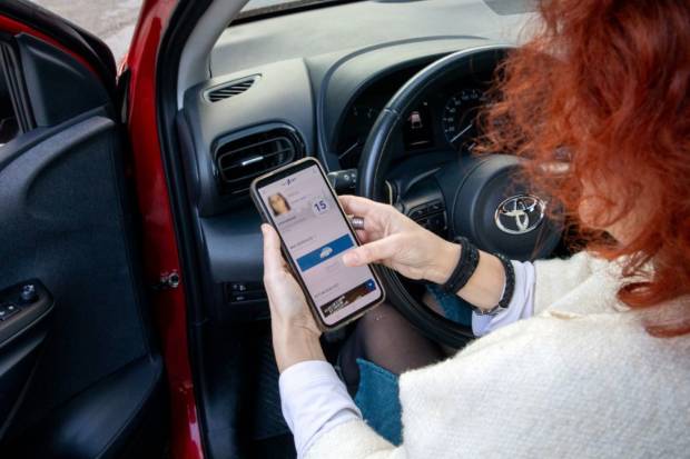 Esto es lo que pasa si conduces sin el carnet de conducir, si está caducado o sin puntos