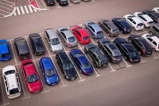 Los coches negros, azules y grises dominan el asfalto español… y el kilometraje