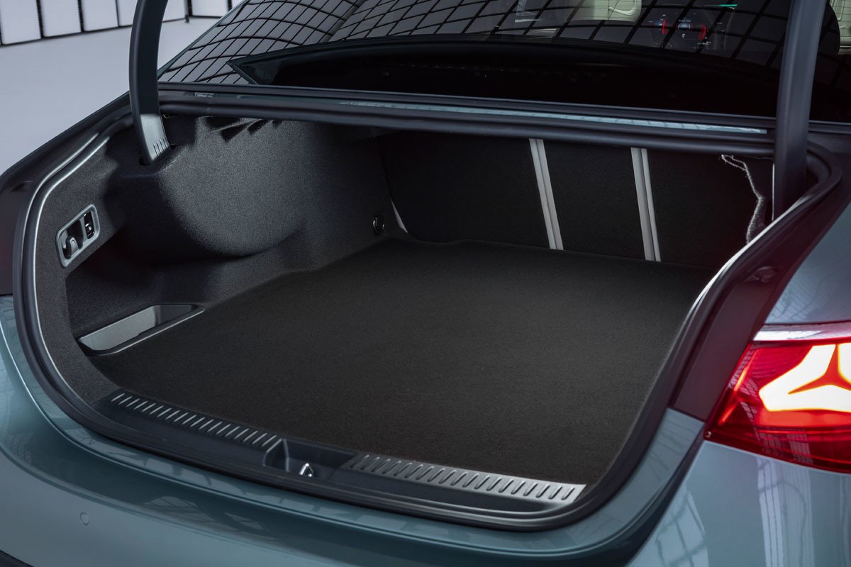 Todo sobre el nuevo Mercedes Clase E: nuevo diseño, más pantallas, motores híbridos