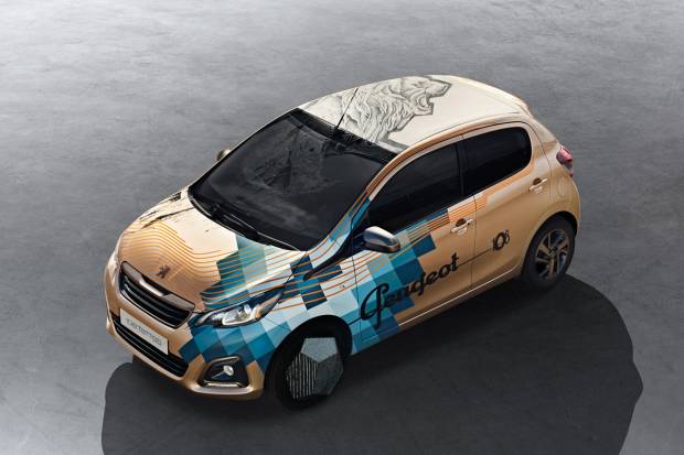 El tatuador Xoil crea una versión especial del Peugeot 108