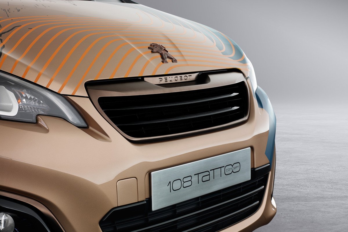 El tatuador Xoil crea una versión especial del Peugeot 108