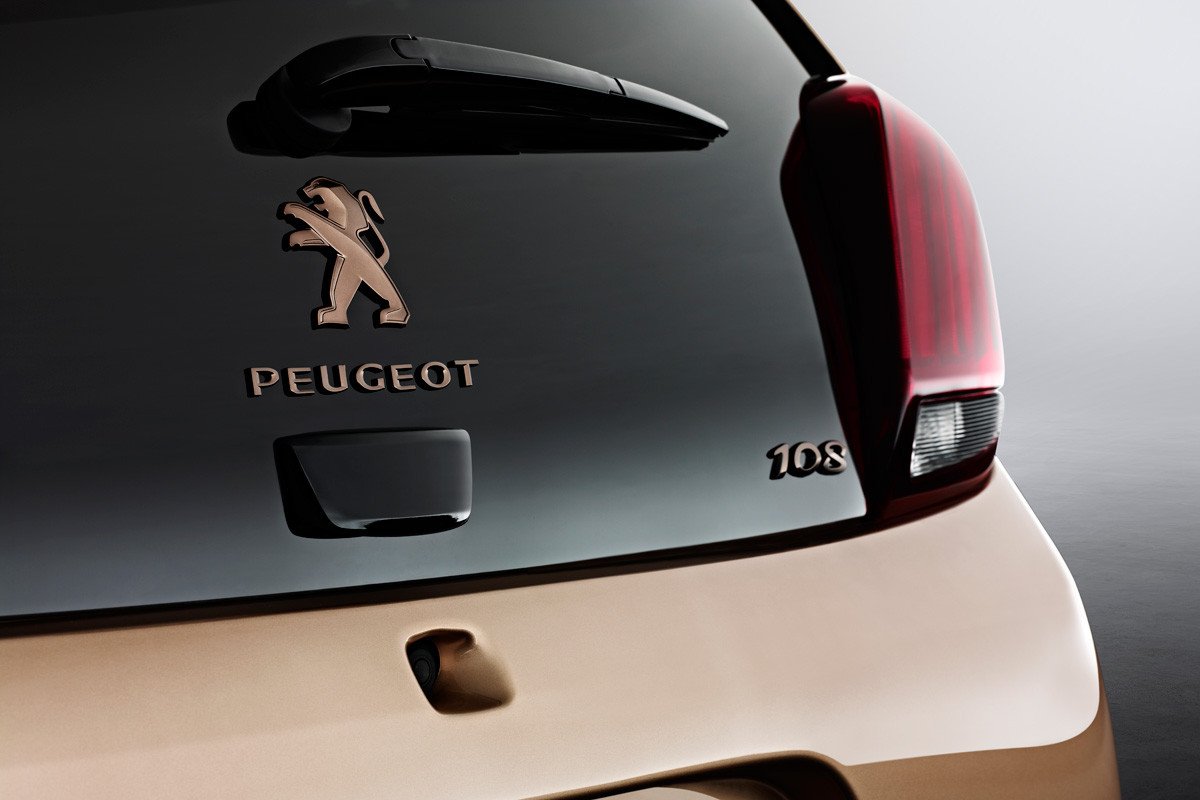 El tatuador Xoil crea una versión especial del Peugeot 108