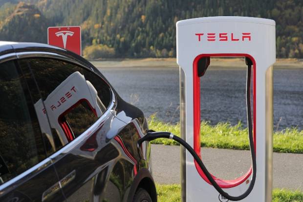 Tesla patenta un sistema láser para limpiar los parabrisas