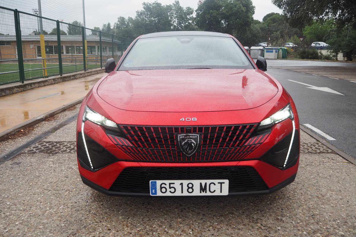 Prueba y opinión del Peugeot 408: interior, precio y análisis del acabado GT