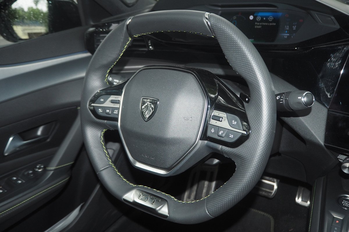 Prueba y opinión del Peugeot 408: interior, precio y análisis del acabado GT