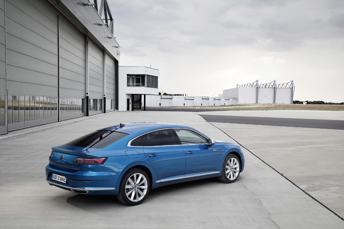 Volkswagen Arteon: rediseño con versión híbrida enchufable y R