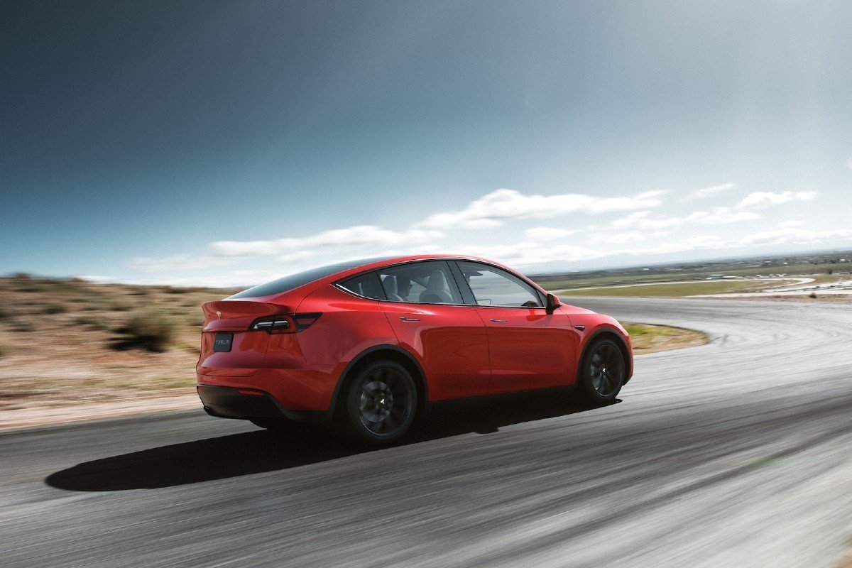 tesla model y rodando culo