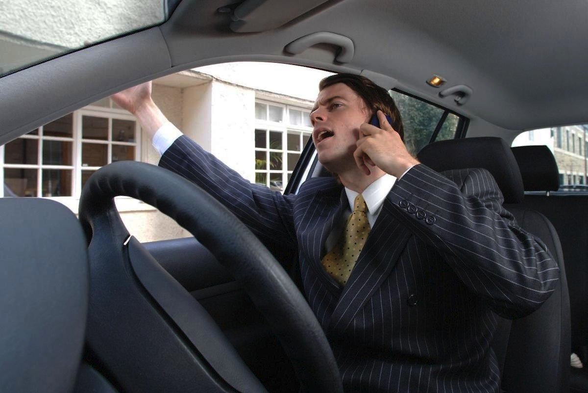 Diez fallos que cometes en coche cada vez que vas de casa al trabajo