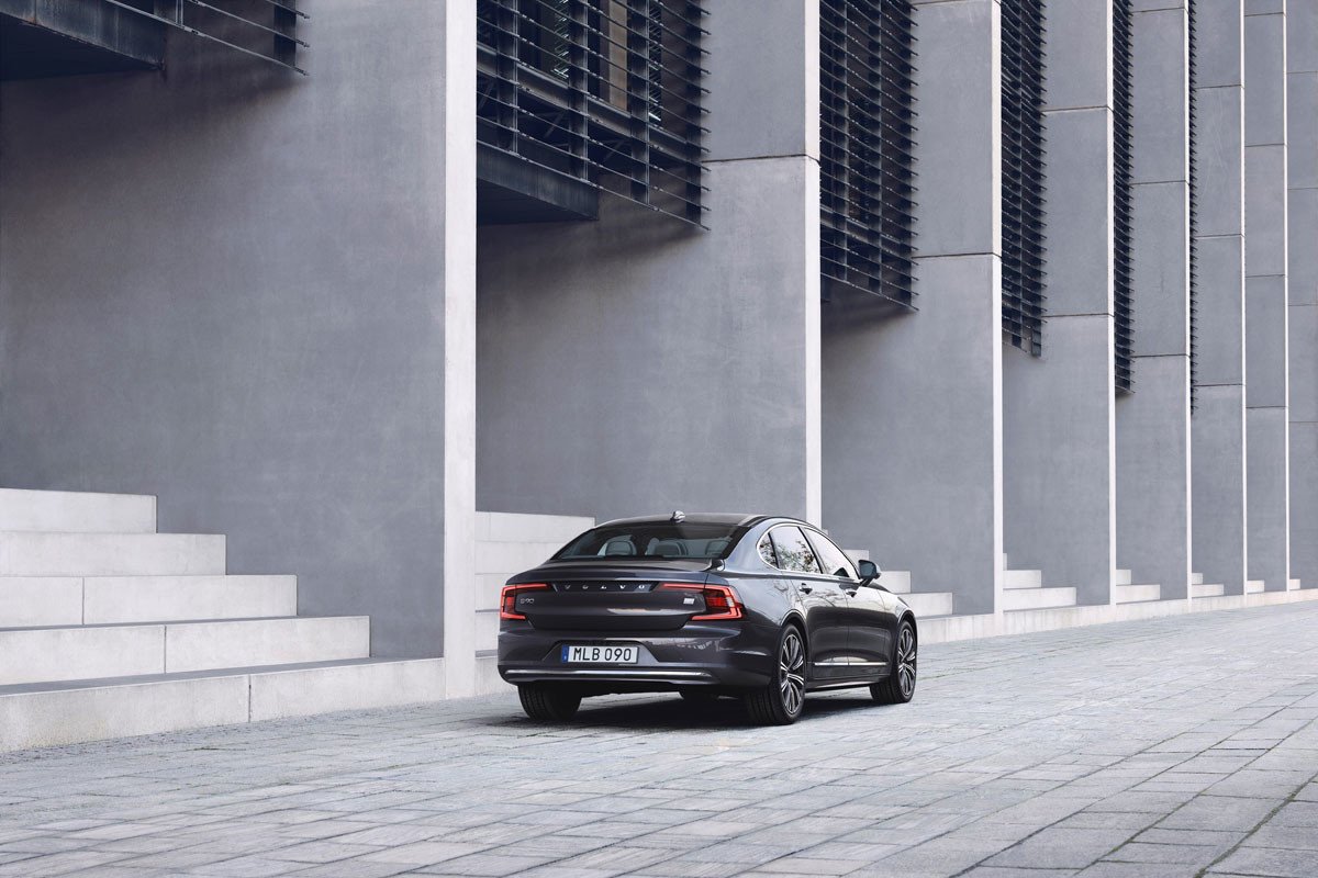 Volvo renueva sus S90 y V90 e incluye motores híbridos ligeros