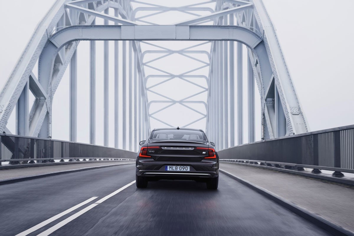 Volvo renueva sus S90 y V90 e incluye motores híbridos ligeros