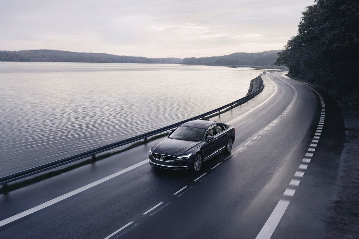 Volvo renueva sus S90 y V90 e incluye motores híbridos ligeros