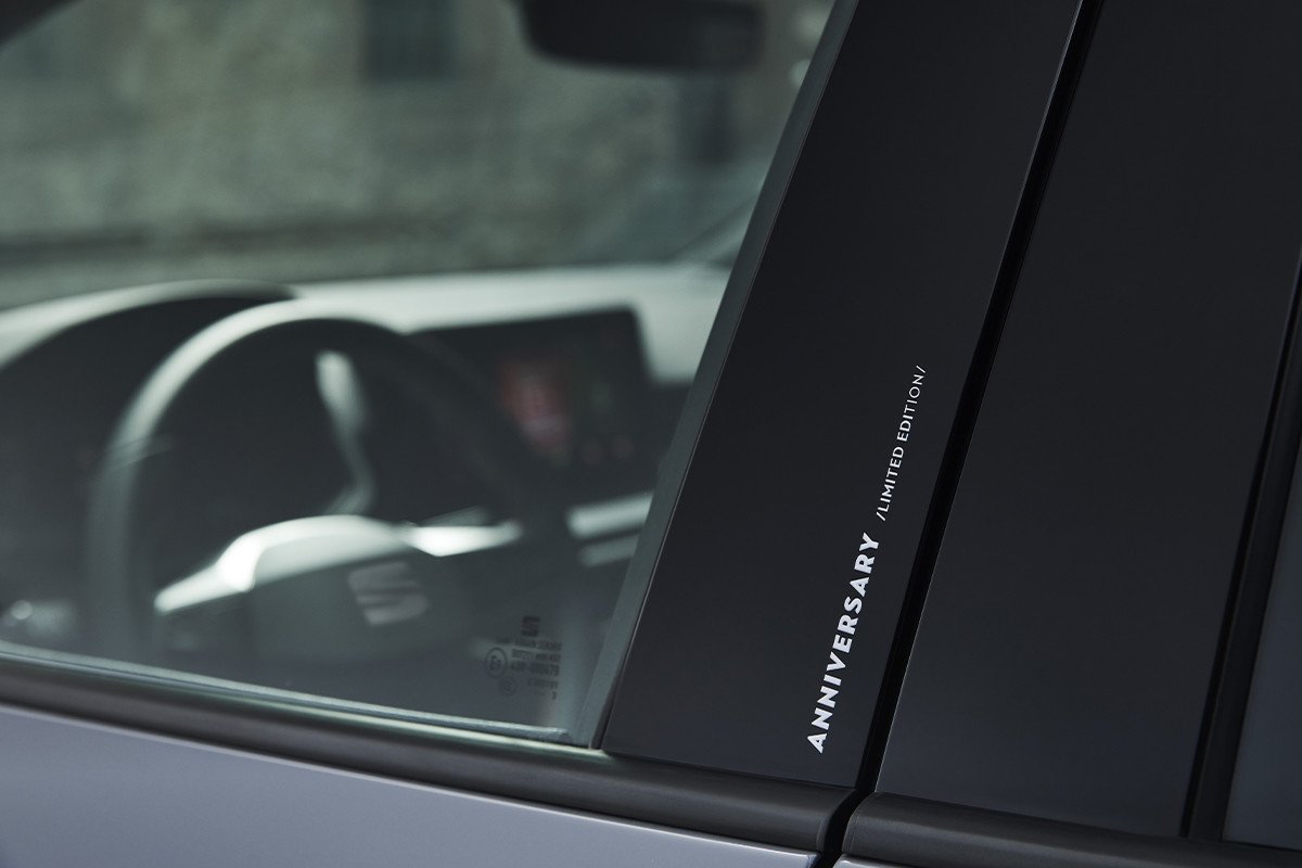 Seat Ibiza FR 40 Aniversario emblema pilar b
