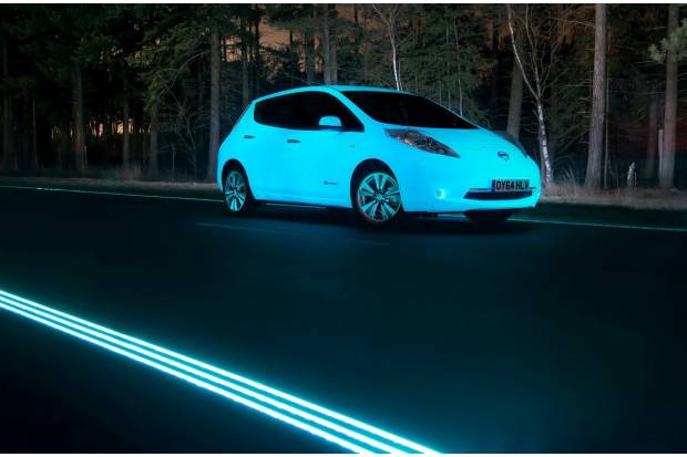 Nissan crea la primera autopista que brilla en la oscuridad 